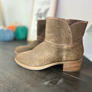 UGG SIZE 7 BROWN